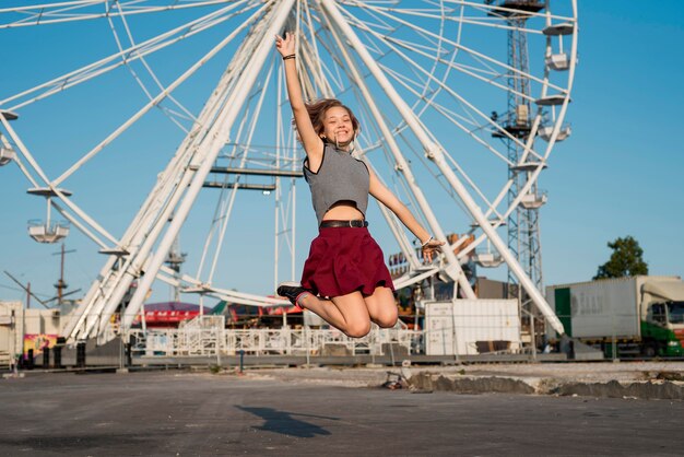 Niña feliz en el parque de atracciones