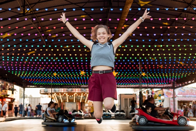 Niña feliz en el parque de atracciones