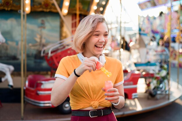 Niña feliz en el parque de atracciones