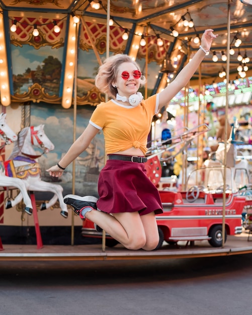 Foto gratuita niña feliz en el parque de atracciones