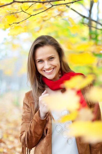 Niña feliz en el parque de otoño