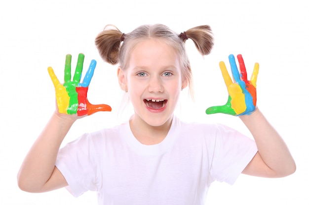 Niña feliz con pintura en sus manos