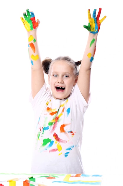 Foto gratuita niña feliz con pintura en sus manos