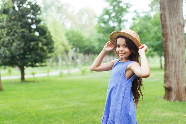 Niña feliz posando al aire libre