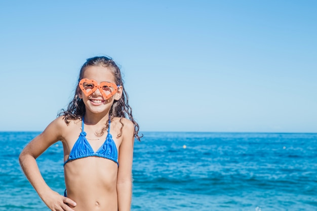 Niña feliz posando con gafas de nadar