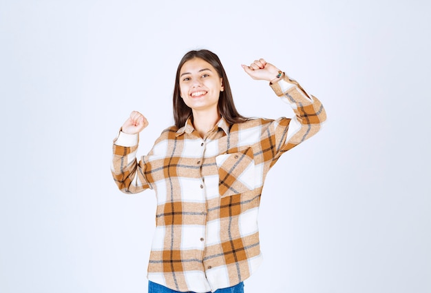 niña feliz con posando con las manos levantadas.