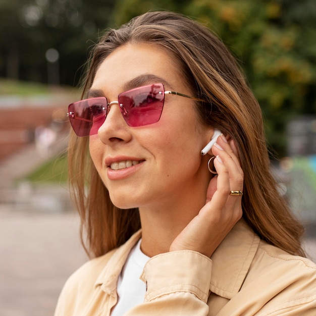 Foto gratuita niña feliz de primer plano con auriculares