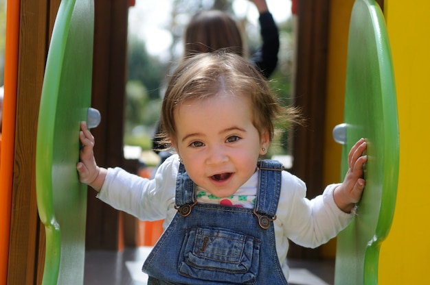 Niña feliz que juega en un patio urbano.