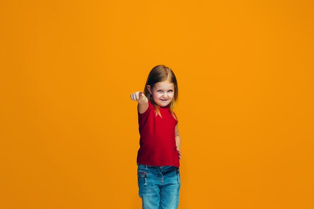 La niña feliz que te señala