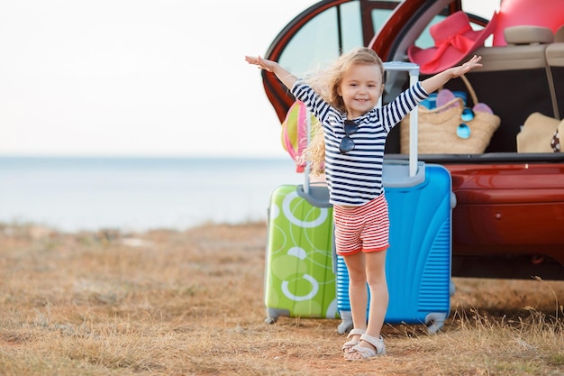 niña feliz que va a viajar