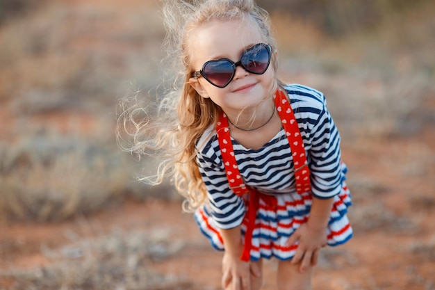 niña feliz que va a viajar