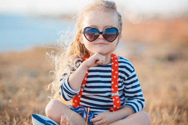 niña feliz que va a viajar