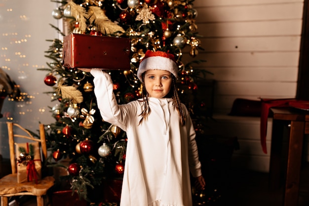 Foto gratuita niña feliz con regalo de navidad