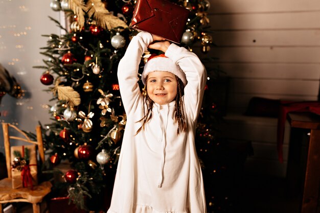 niña feliz con regalo de navidad