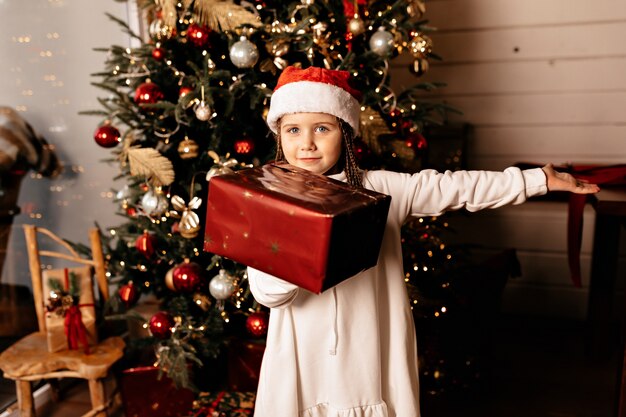 niña feliz con regalo de navidad