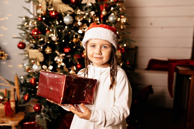 niña feliz con regalo de navidad