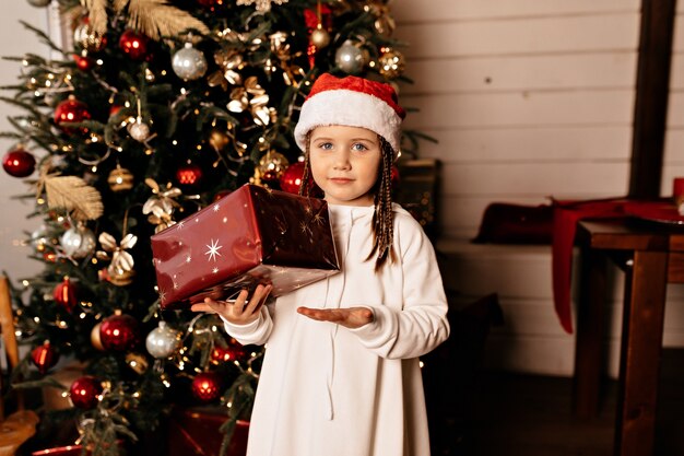 niña feliz con regalo de navidad