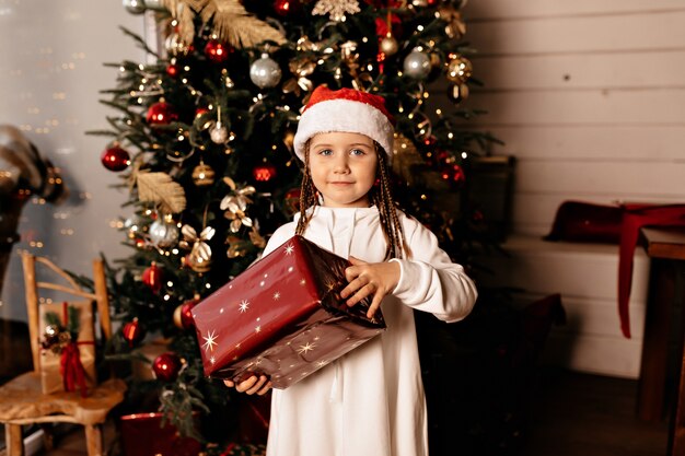 niña feliz con regalo de navidad