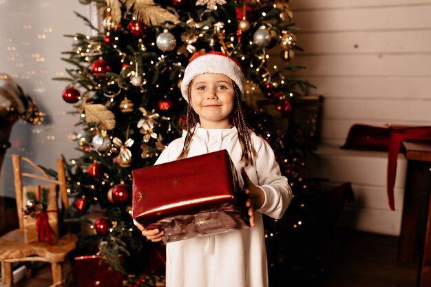 niña feliz con regalo de navidad