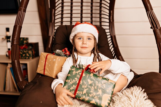 niña feliz con regalo de navidad