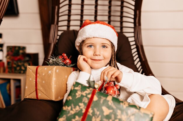 niña feliz con regalo de navidad