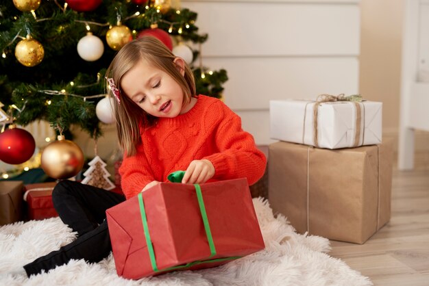 Niña feliz, con, regalo de navidad