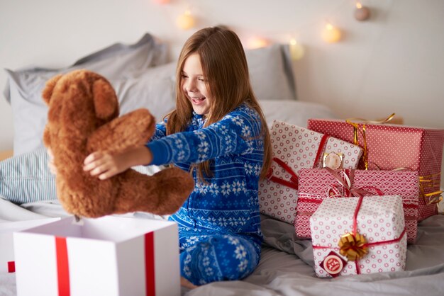 Niña feliz, con, regalo de navidad