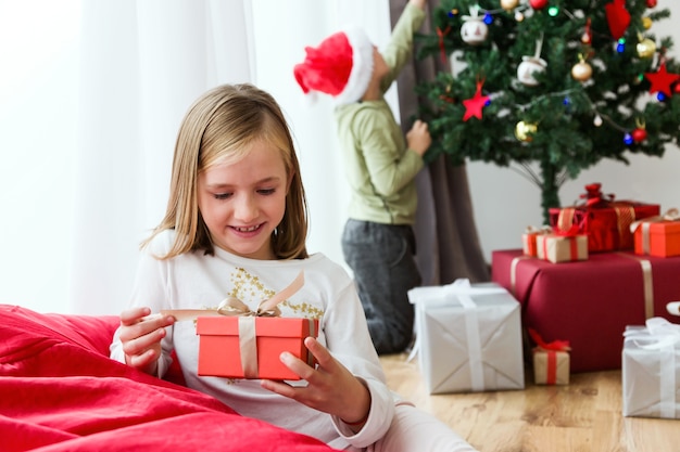 Niña feliz con un regalo rojo