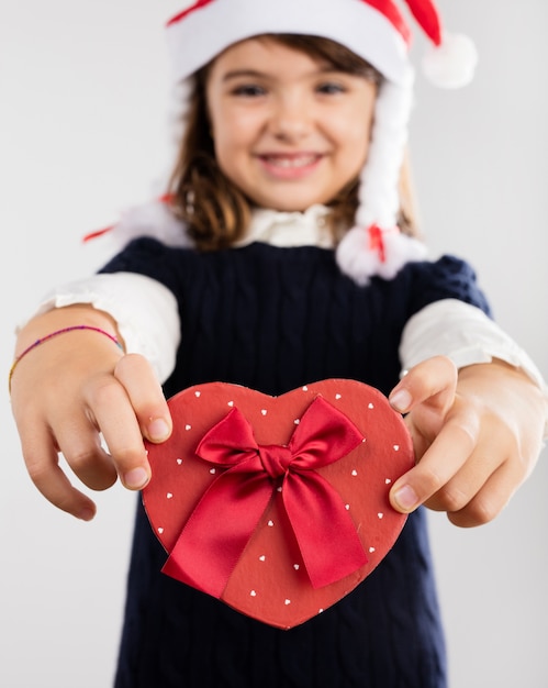 Foto gratuita niña feliz con un regalo