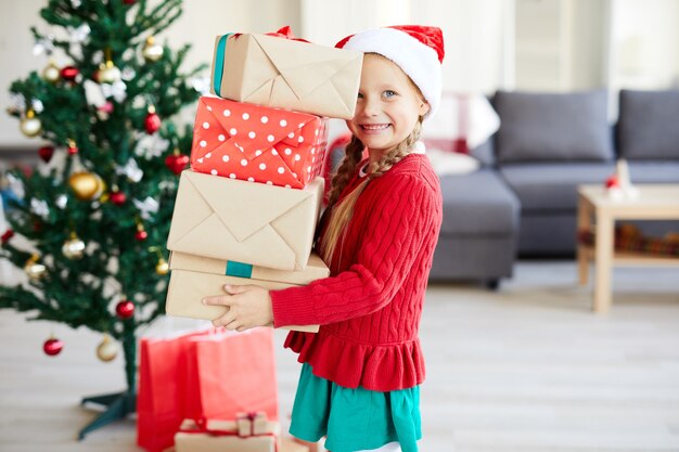 Niña feliz con regalos de Navidad