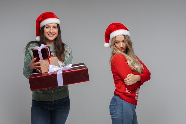 Niña feliz con regalos y niña infeliz sin nada.