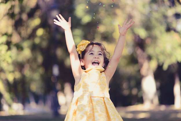 Foto gratuita niña feliz riendo en el parque