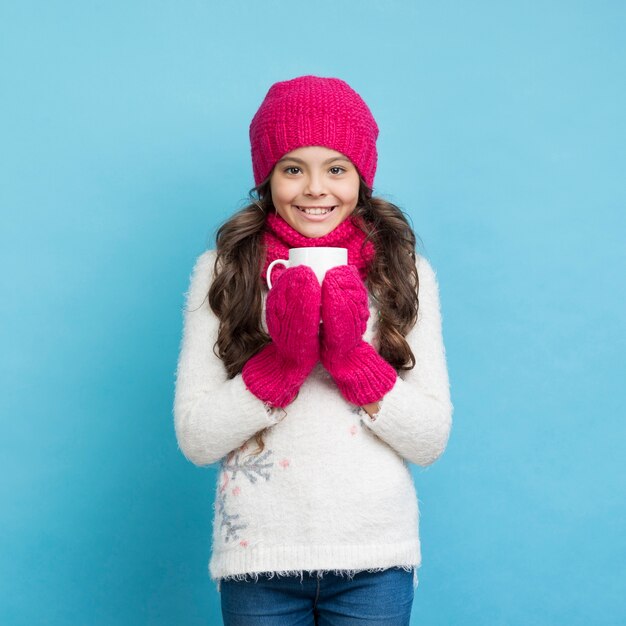 Niña feliz con ropa de invierno sonriendo