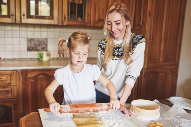 Foto gratuita niña feliz con su masa de mamá