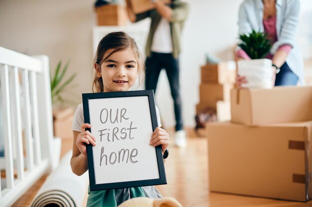 Niña feliz y sus padres mudándose a su nuevo hogar