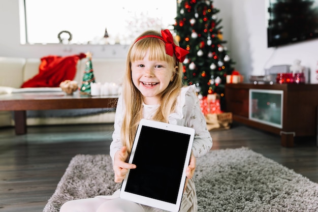 Foto gratuita niña feliz con tablet