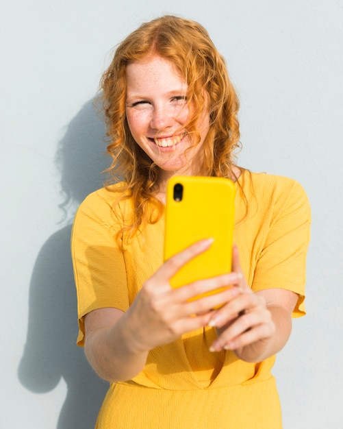 Niña feliz tomando selfie