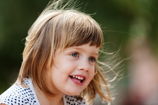 Foto gratuita niña feliz