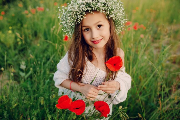 Niña con una flor roja