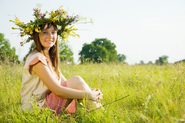 Foto gratuita niña en flores corona