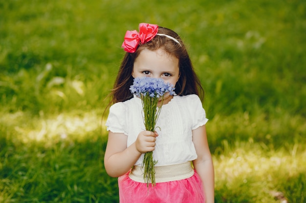 niña con flores