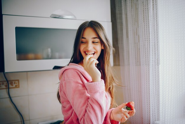 Niña con fresas