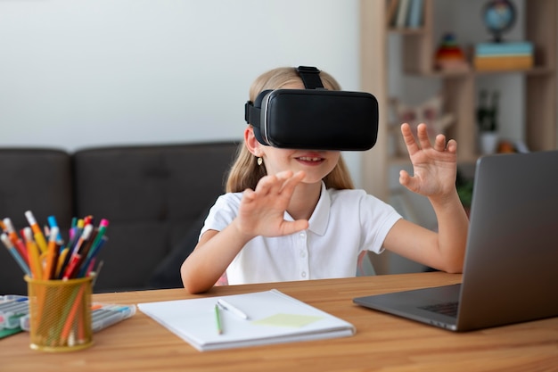 Foto gratuita niña con gafas de realidad virtual