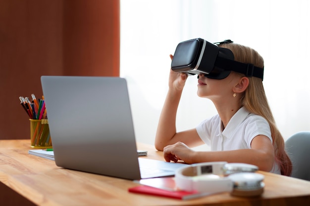 Foto gratuita niña con gafas de realidad virtual