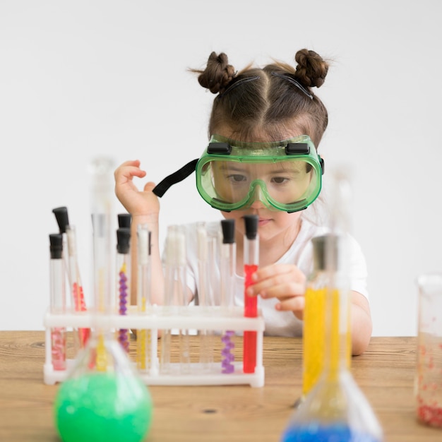 Niña con gafas de seguridad