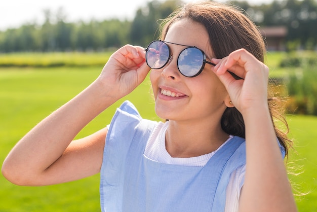 Foto gratuita niña con gafas de sol geniales