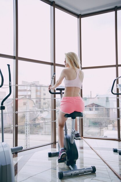 Niña en un gimnasio