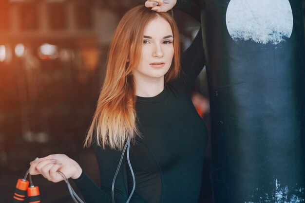 Niña en un gimnasio