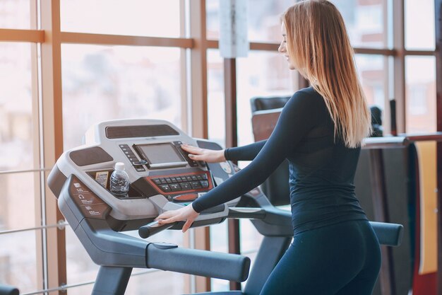 Niña en un gimnasio