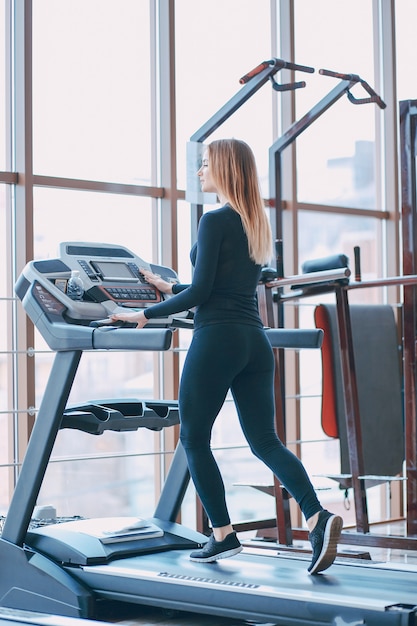 Foto gratuita niña en un gimnasio